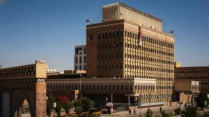 ارتفاع الدولار إلى 530 ريال يضع رواتب 30 مليون يمني تحت تهديد الفقر ويزيد هوة المعيشة